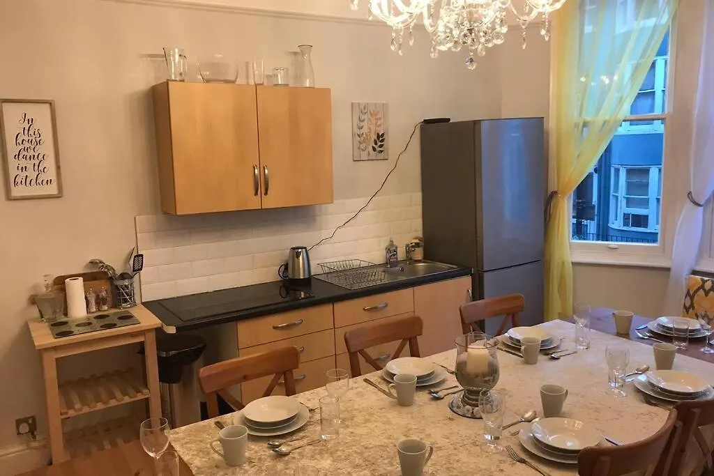 Contacts de Large House Close To Seafront